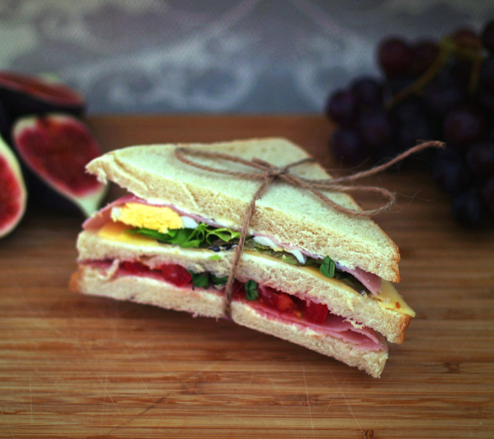 Sandwich s pomazánkovým máslem, šunkou, sýrem,vajíčkem a zeleninou Sandwich s pomazánkovým máslem, šunkou, sýrem,vajíčkem a zeleninou