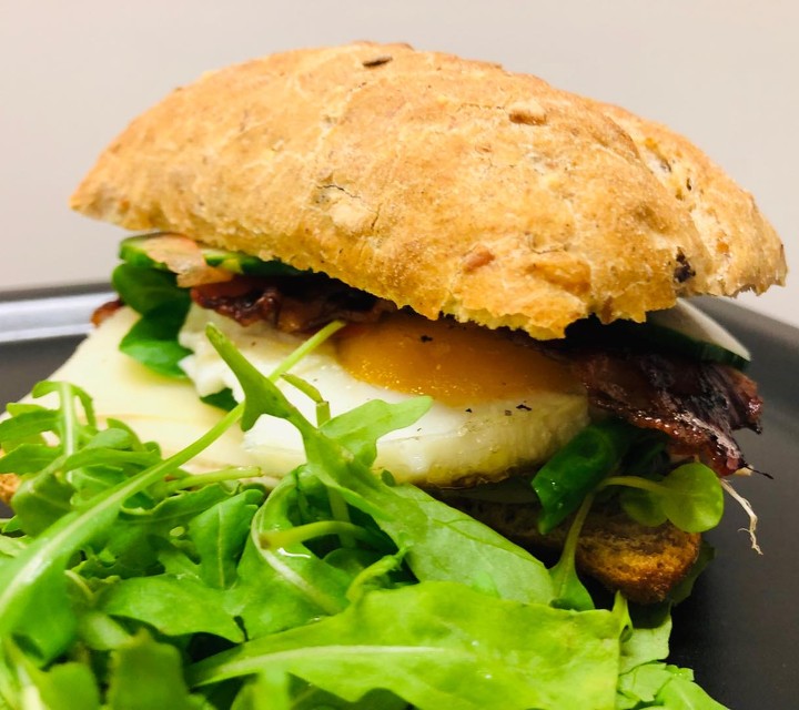 Křupavá bulka se slaninkou, vajíčkem a sýrem Křupavá bulka se slaninkou, vajíčkem a sýrem