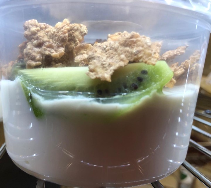 Bílý jogurt s kiwi a cereáliemi