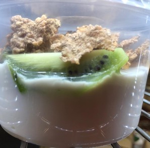 Bílý jogurt s kiwi a cereáliemi